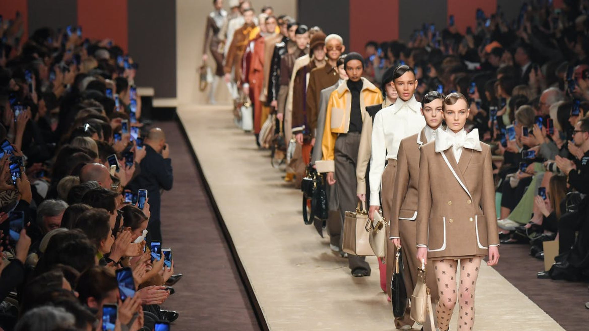 La moda de 2025 se reinventa: diversidad, tecnología y atrevimiento sobre las pasarelas.
